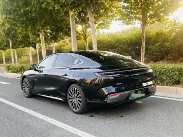 2025 Geely Galaxy Xingyao 8 с пробегом 13 000 км