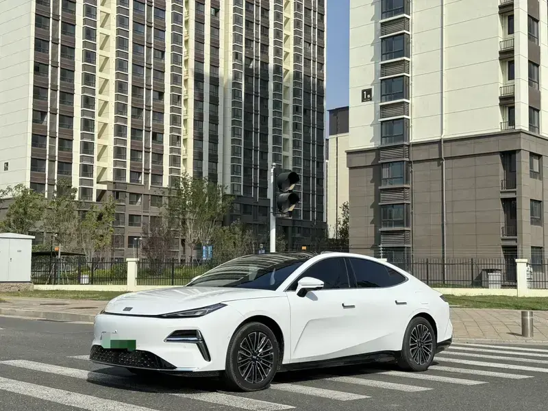 2025 Geely Galaxy Xingyao 8 с пробегом 12 000 км