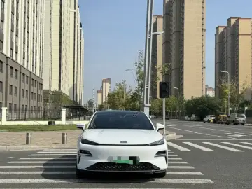 2025 Geely Galaxy Xingyao 8 с пробегом 12 000 км