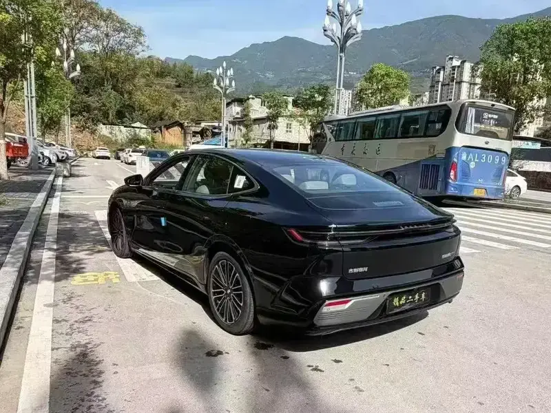 2025 Geely Galaxy Xingyao 8 с пробегом 20 000 км