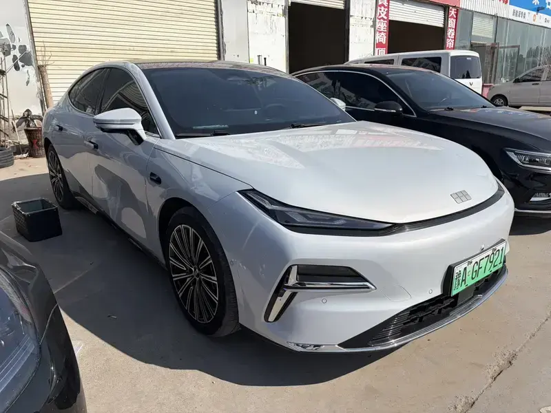 2025 Geely Galaxy Xingyao 8 с пробегом 20 000 км
