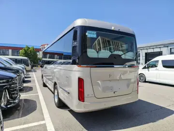 2024 Hongqi Guoyue с пробегом 18 000 км