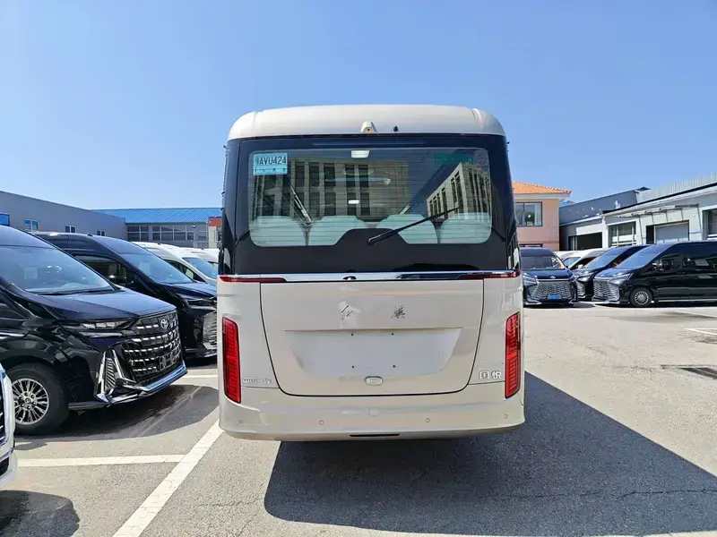 2024 Hongqi Guoyue с пробегом 18 000 км