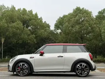 2022 Mini JCW с пробегом 21 000 км