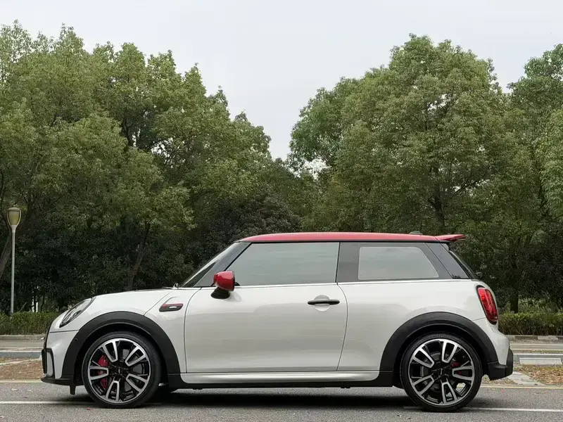 2022 Mini JCW с пробегом 21 000 км