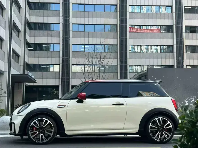 2023 Mini JCW с пробегом 15 000 км