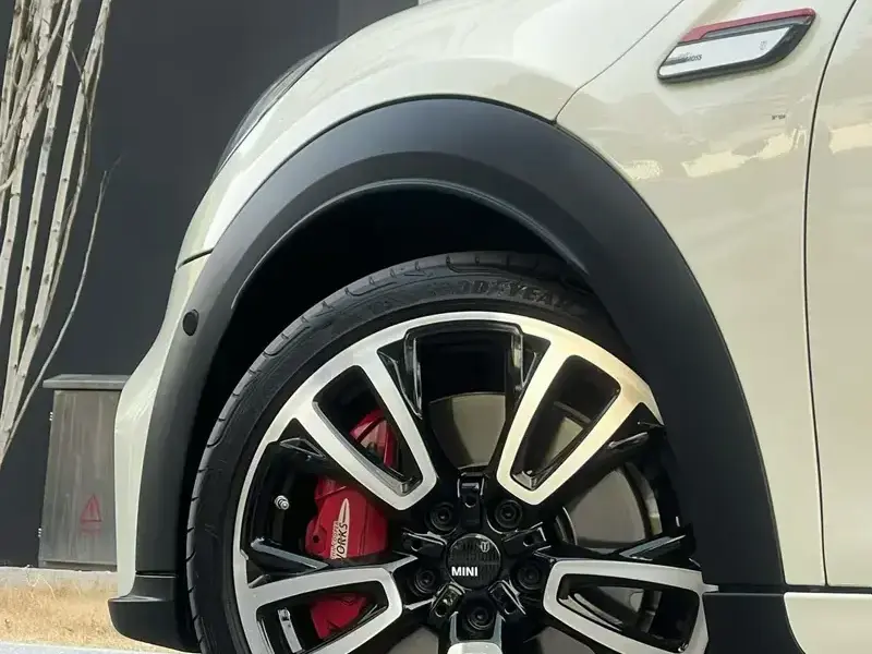 2023 Mini JCW с пробегом 15 000 км