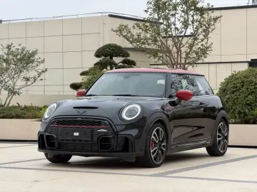 2022 Mini JCW с пробегом 28 000 км