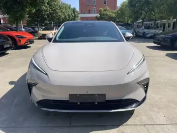 2023 Roewe Rising Auto F7 с пробегом 22 000 км