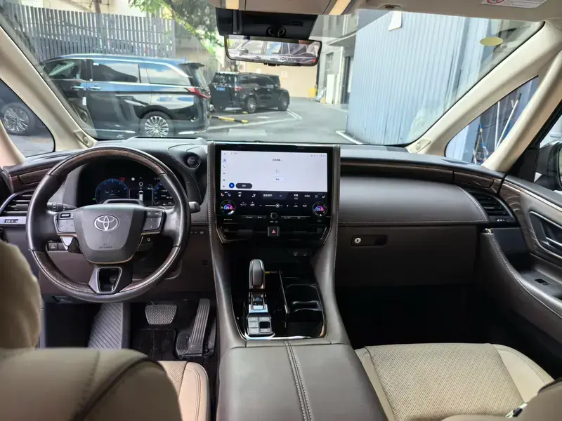 2023 Toyota Alphard с пробегом 68 700 км