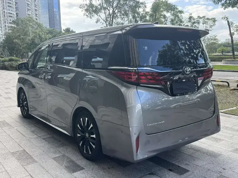 2023 Toyota Alphard с пробегом 58 000 км