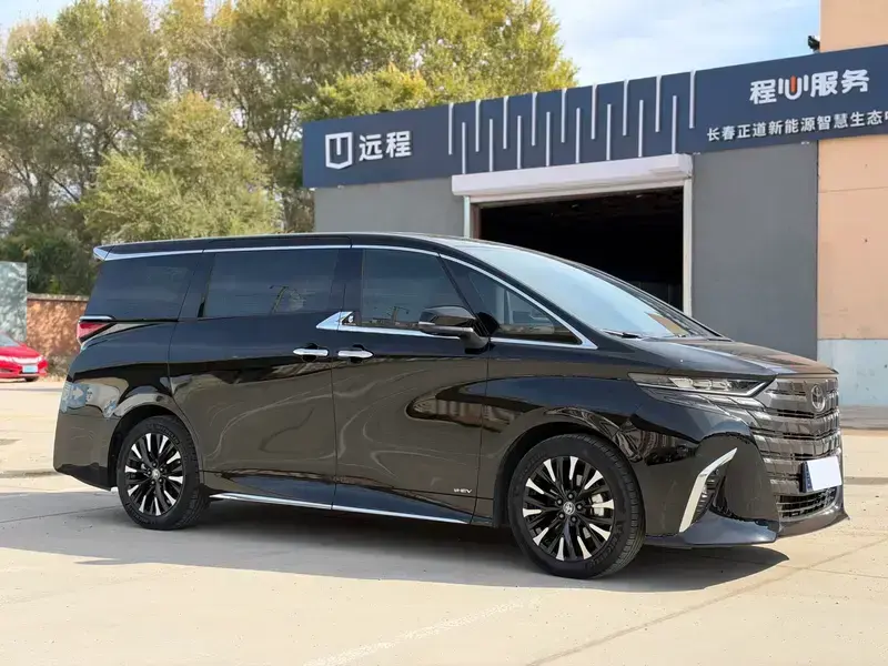 2024 Toyota Alphard с пробегом 38 000 км