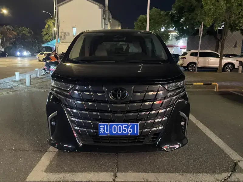 2023 Toyota Alphard с пробегом 30 000 км