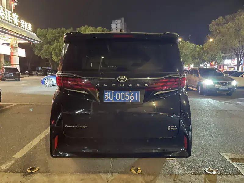 2023 Toyota Alphard с пробегом 30 000 км