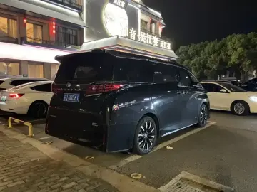 2023 Toyota Alphard с пробегом 30 000 км