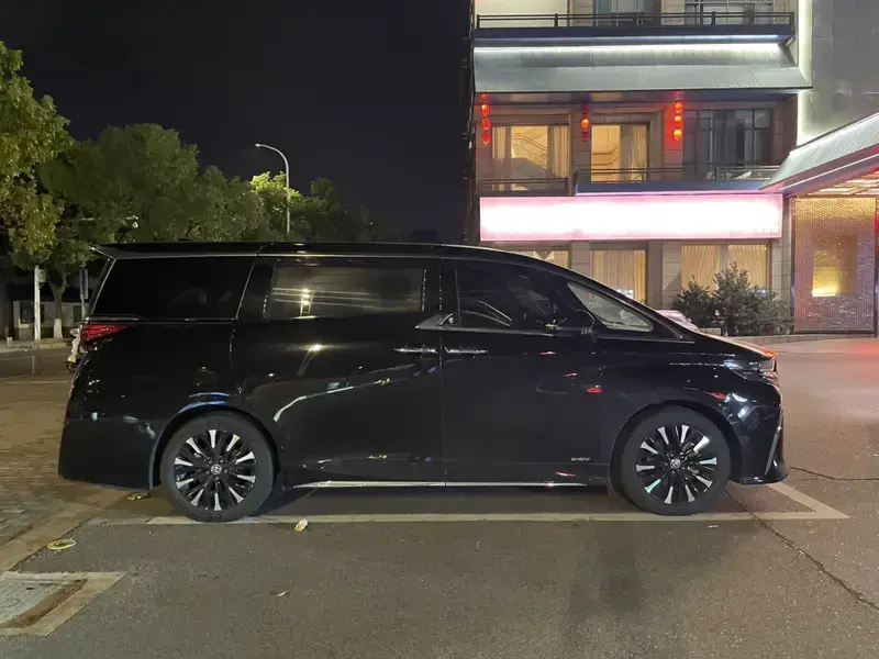 2023 Toyota Alphard с пробегом 30 000 км