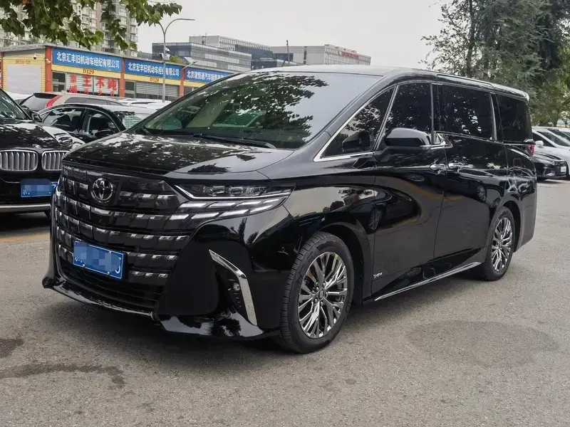 2025 Toyota Alphard с пробегом 8 000 км