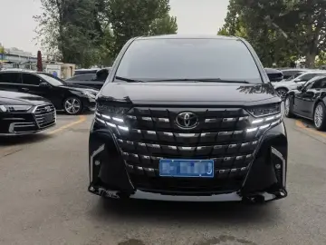 2025 Toyota Alphard с пробегом 8 000 км