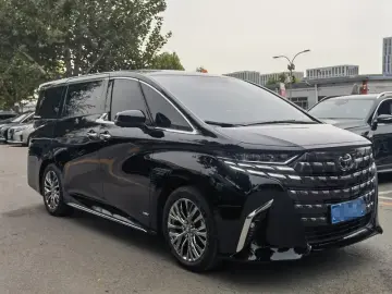 2025 Toyota Alphard с пробегом 8 000 км