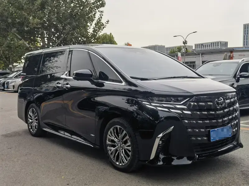 2025 Toyota Alphard с пробегом 8 000 км