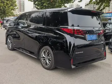 2025 Toyota Alphard с пробегом 8 000 км