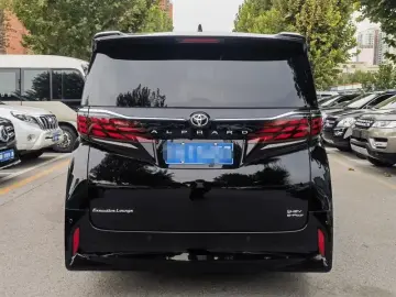 2025 Toyota Alphard с пробегом 8 000 км