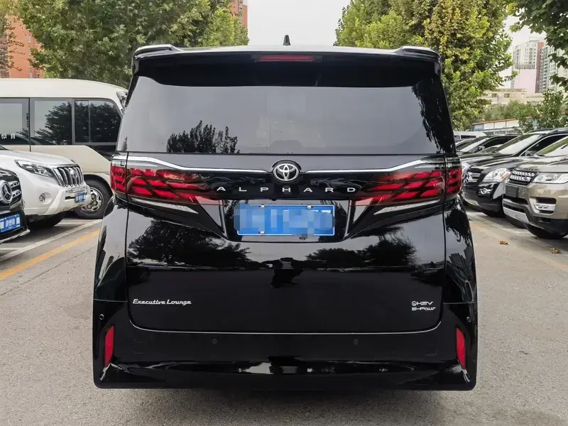 2025 Toyota Alphard с пробегом 8 000 км