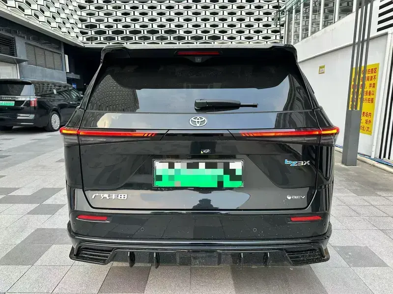2025 Toyota bZ3X с пробегом 12 000 км