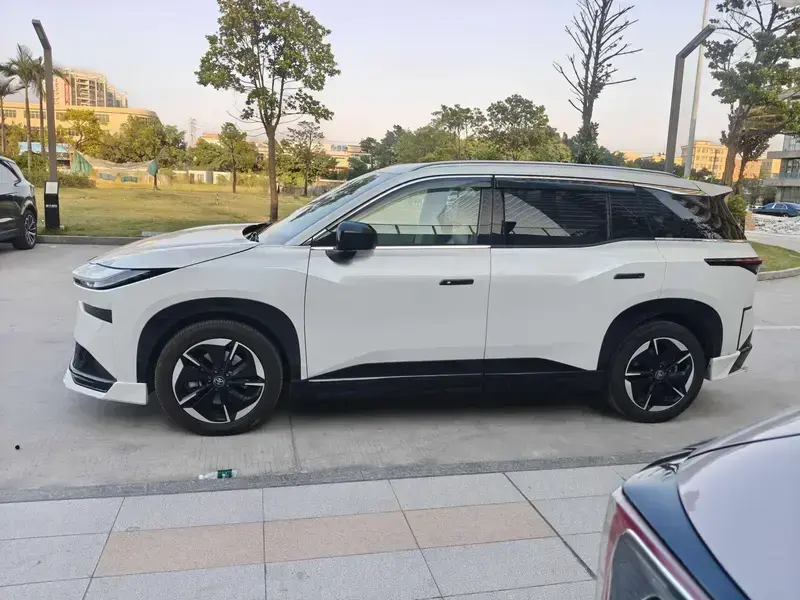 2025 Toyota bZ3X с пробегом 17 000 км