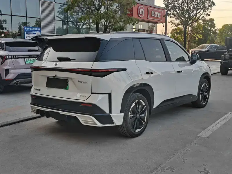2025 Toyota bZ3X с пробегом 17 000 км