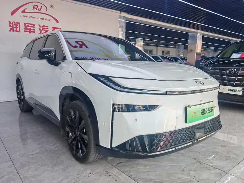 2026 Toyota bZ3X с пробегом 8 100 км