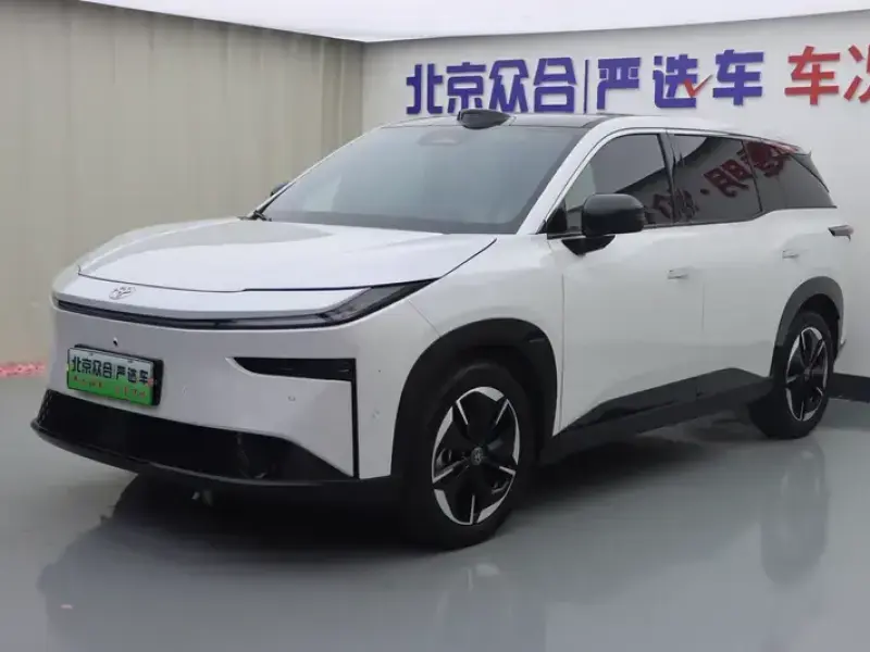 2025 Toyota bZ3X с пробегом 100 км