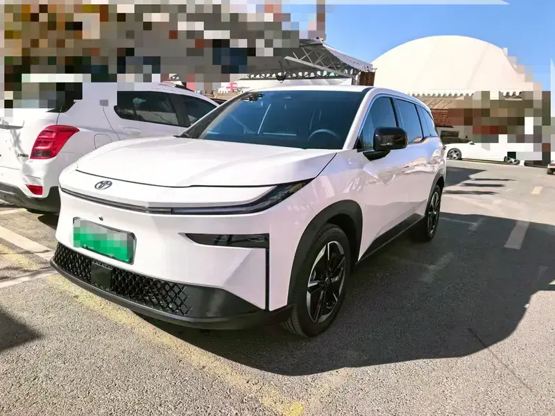 2025 Toyota bZ3X с пробегом 5 000 км