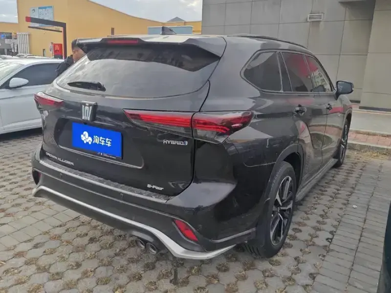 2023 Toyota Crown Kluger с пробегом 17 000 км