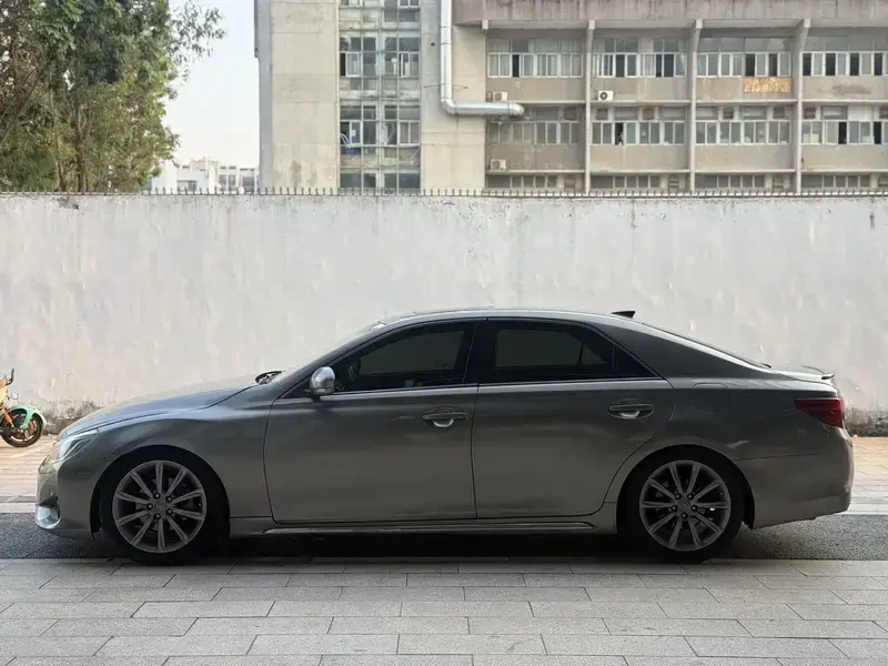 2013 Toyota Reiz с пробегом 140 000 км