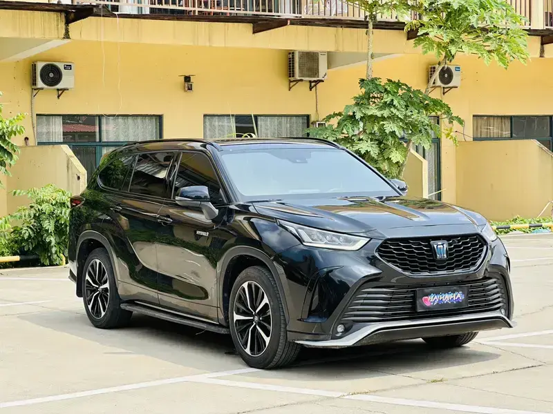 2023 Toyota Crown Kluger с пробегом 37 000 км