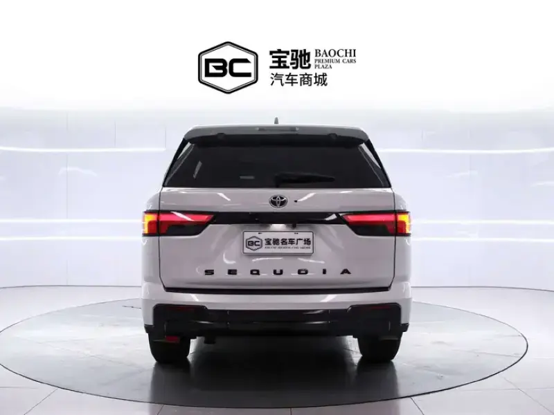 2023 Toyota Sequoia с пробегом 26 000 км