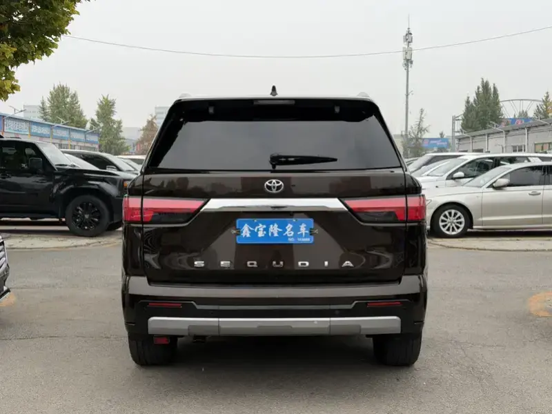 2023 Toyota Sequoia с пробегом 68 000 км