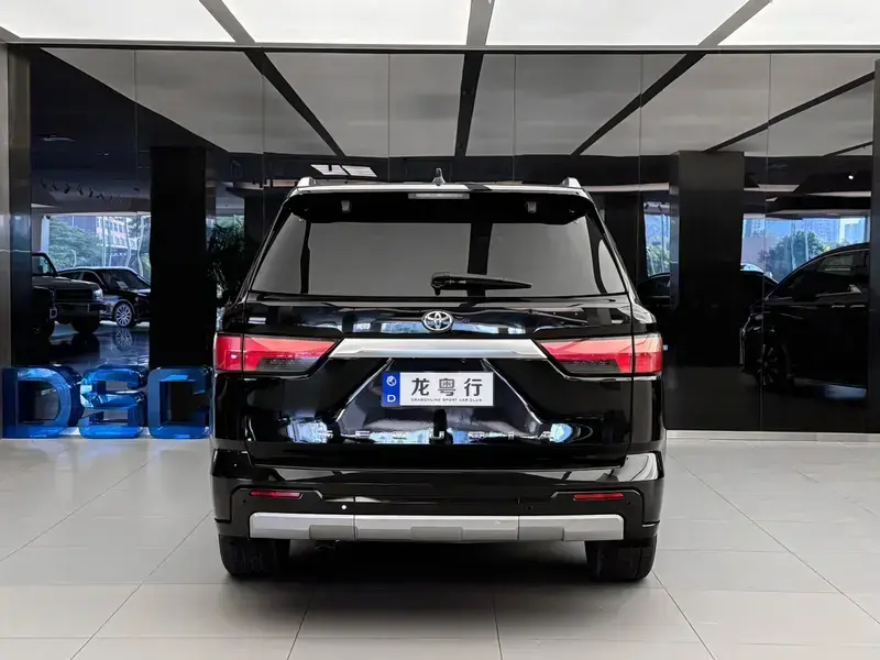 2023 Toyota Sequoia с пробегом 58 000 км