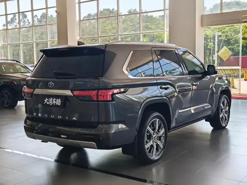 2023 Toyota Sequoia с пробегом 73 000 км