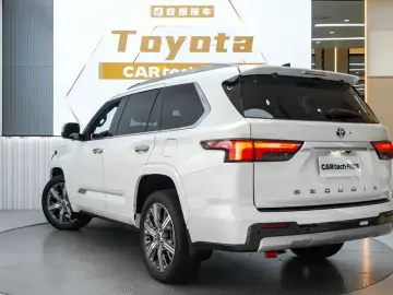 2023 Toyota Sequoia с пробегом 83 000 км