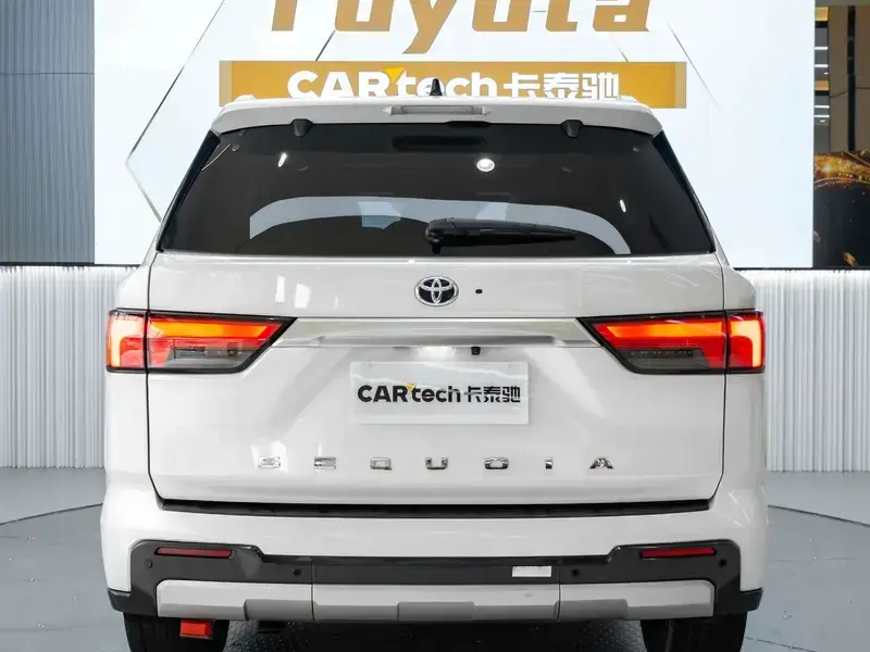 2023 Toyota Sequoia с пробегом 83 000 км