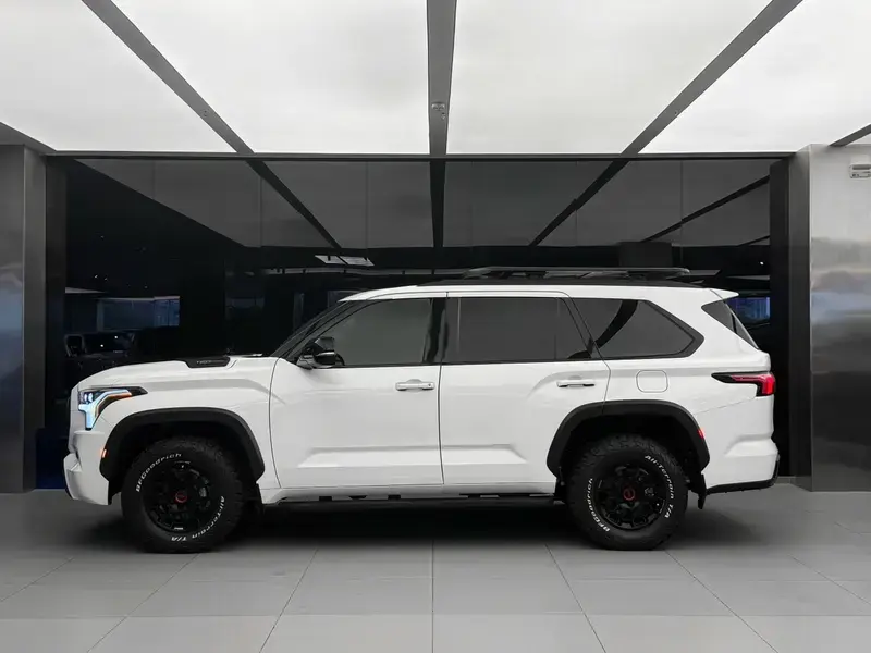2023 Toyota Sequoia с пробегом 34 000 км
