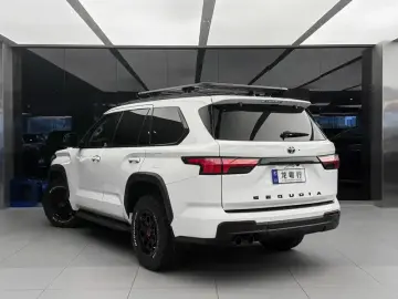 2023 Toyota Sequoia с пробегом 34 000 км