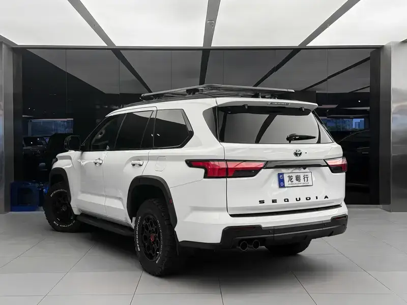 2023 Toyota Sequoia с пробегом 34 000 км