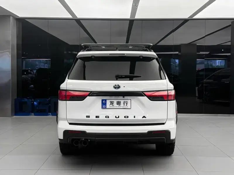 2023 Toyota Sequoia с пробегом 34 000 км