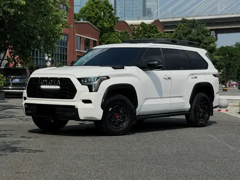 2023 Toyota Sequoia с пробегом 20 000 км