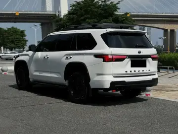 2023 Toyota Sequoia с пробегом 20 000 км