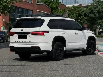 2023 Toyota Sequoia с пробегом 20 000 км