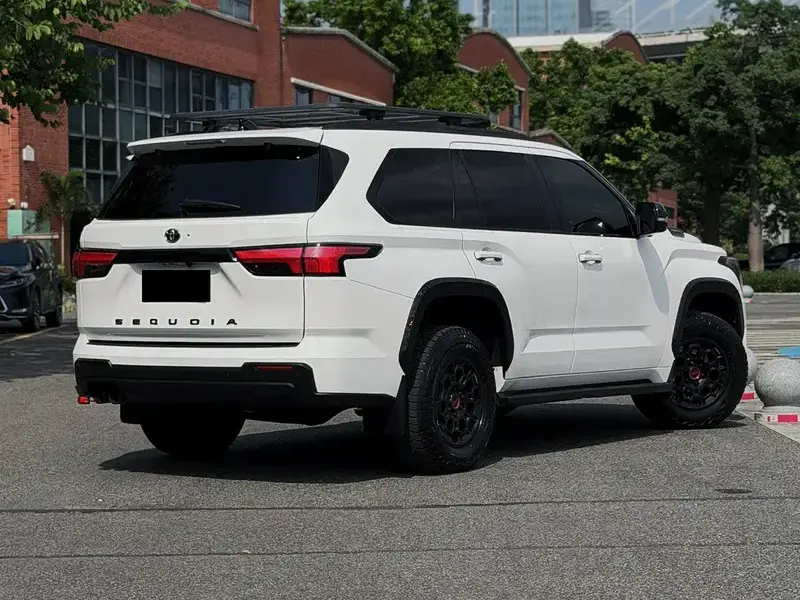 2023 Toyota Sequoia с пробегом 20 000 км